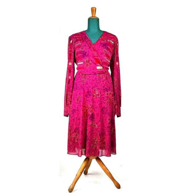 Abito rosa di fine anni '70 a maniche lunghe e scollo a V