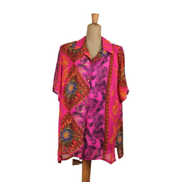 Camicia fuxia con disegno floreale e manica corta