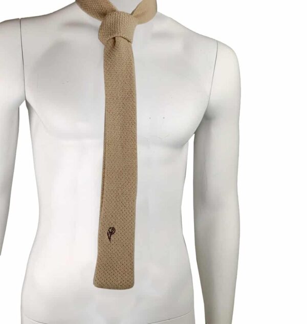 Cravatta in maglia, colore panna.